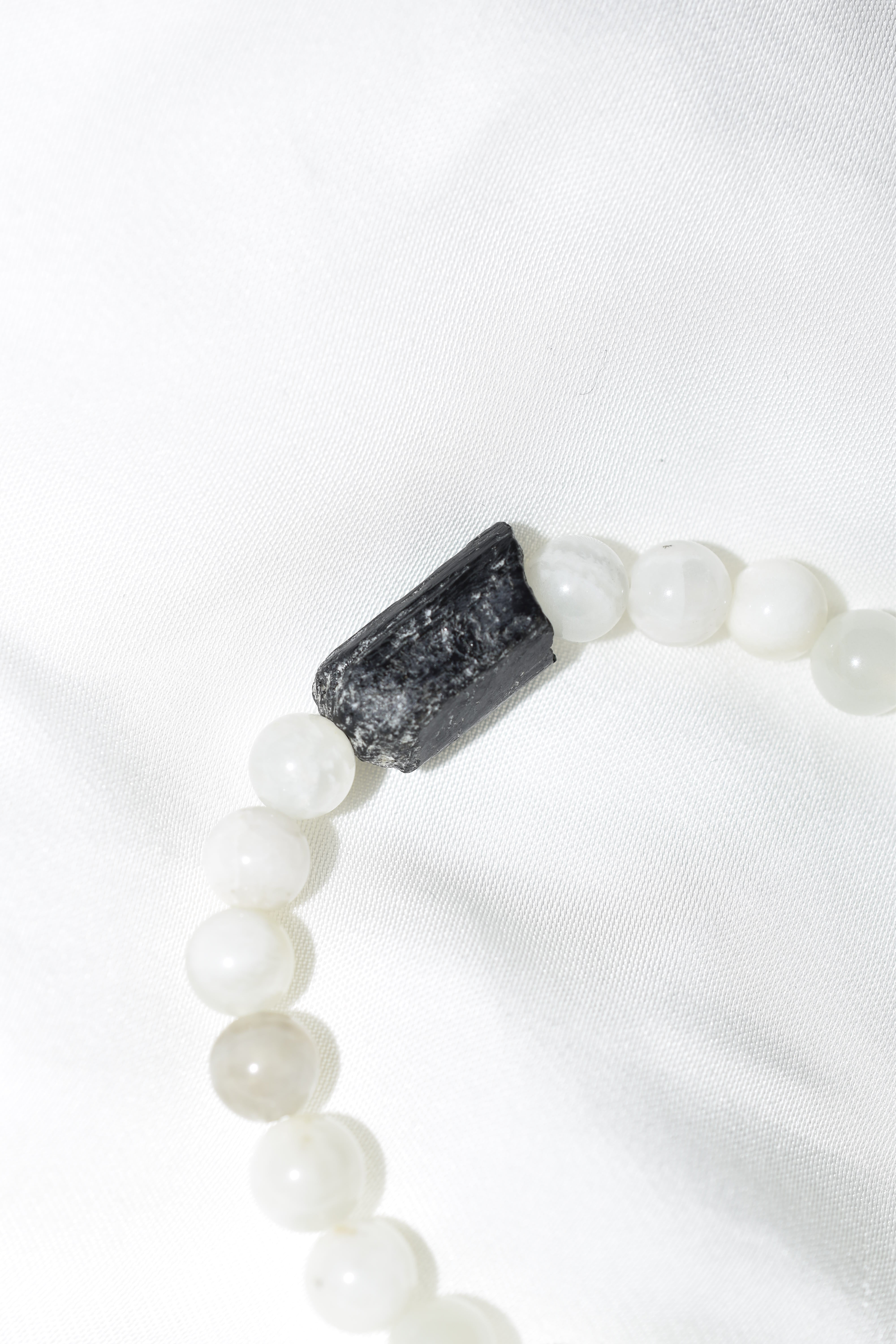 Bracciale Polissena in Pietra di Luna e Tormalina nera