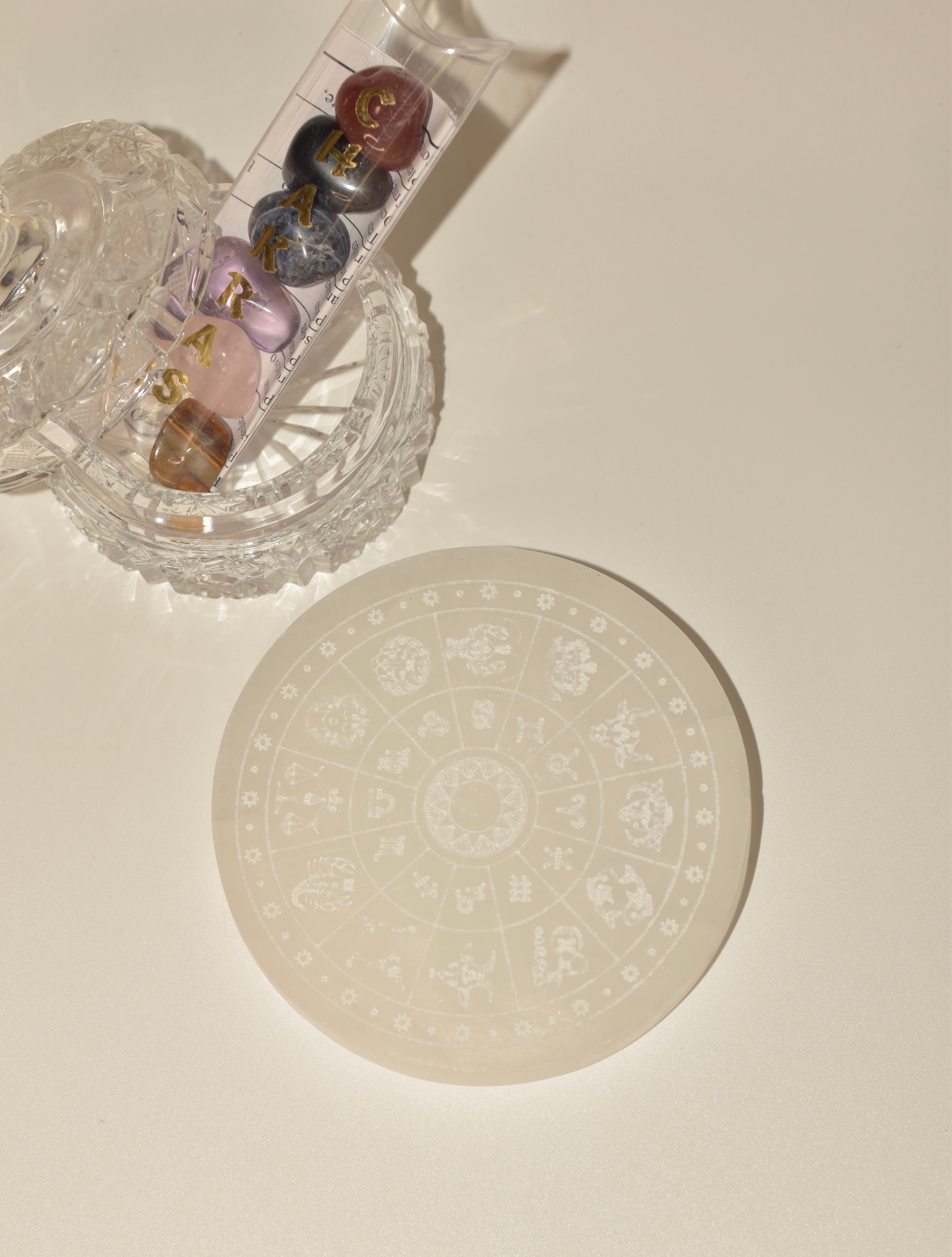 Piattino in Selenite e Cristalli dei 7 chakra
