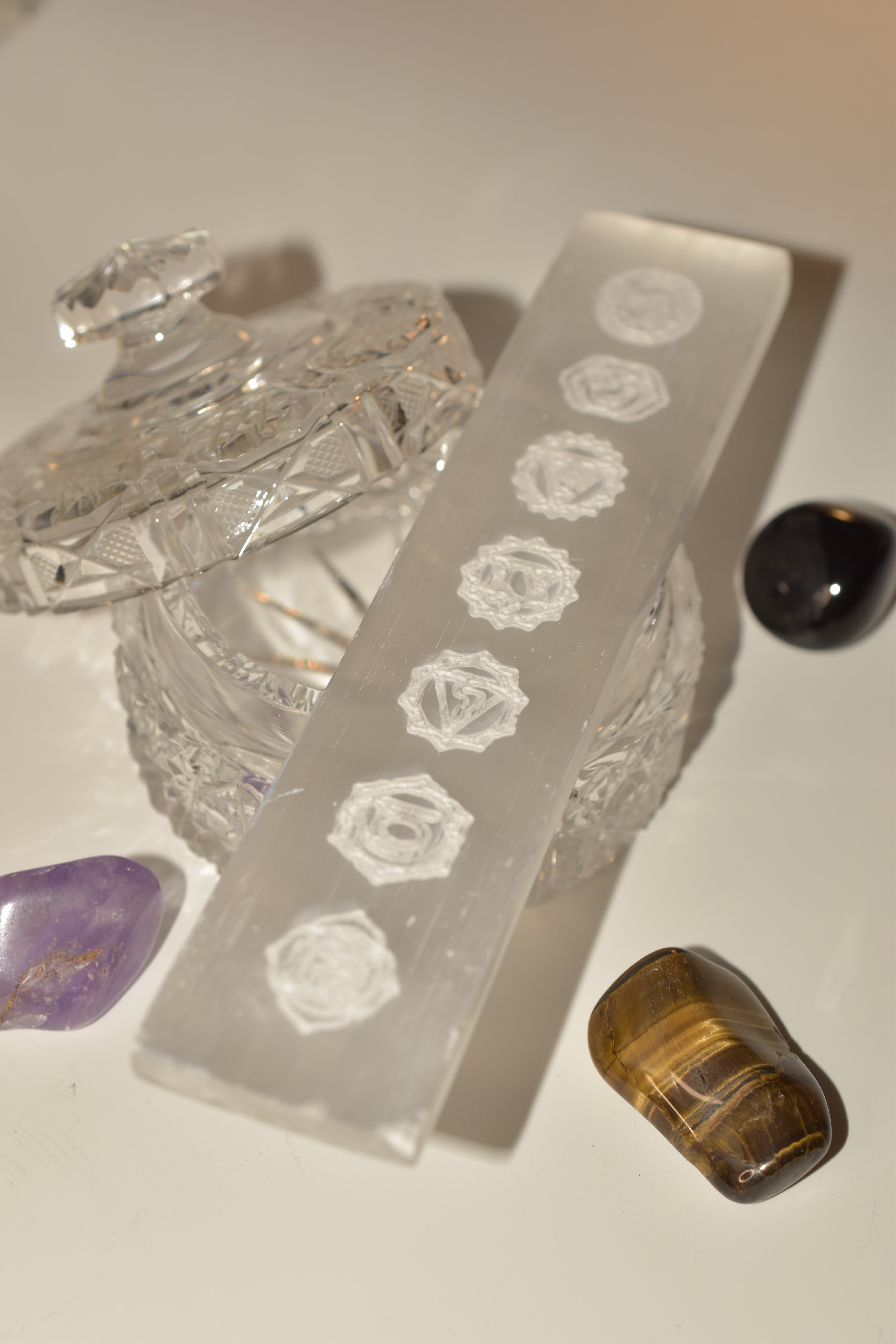 Piattino in Selenite e Cristalli dei 7 chakra