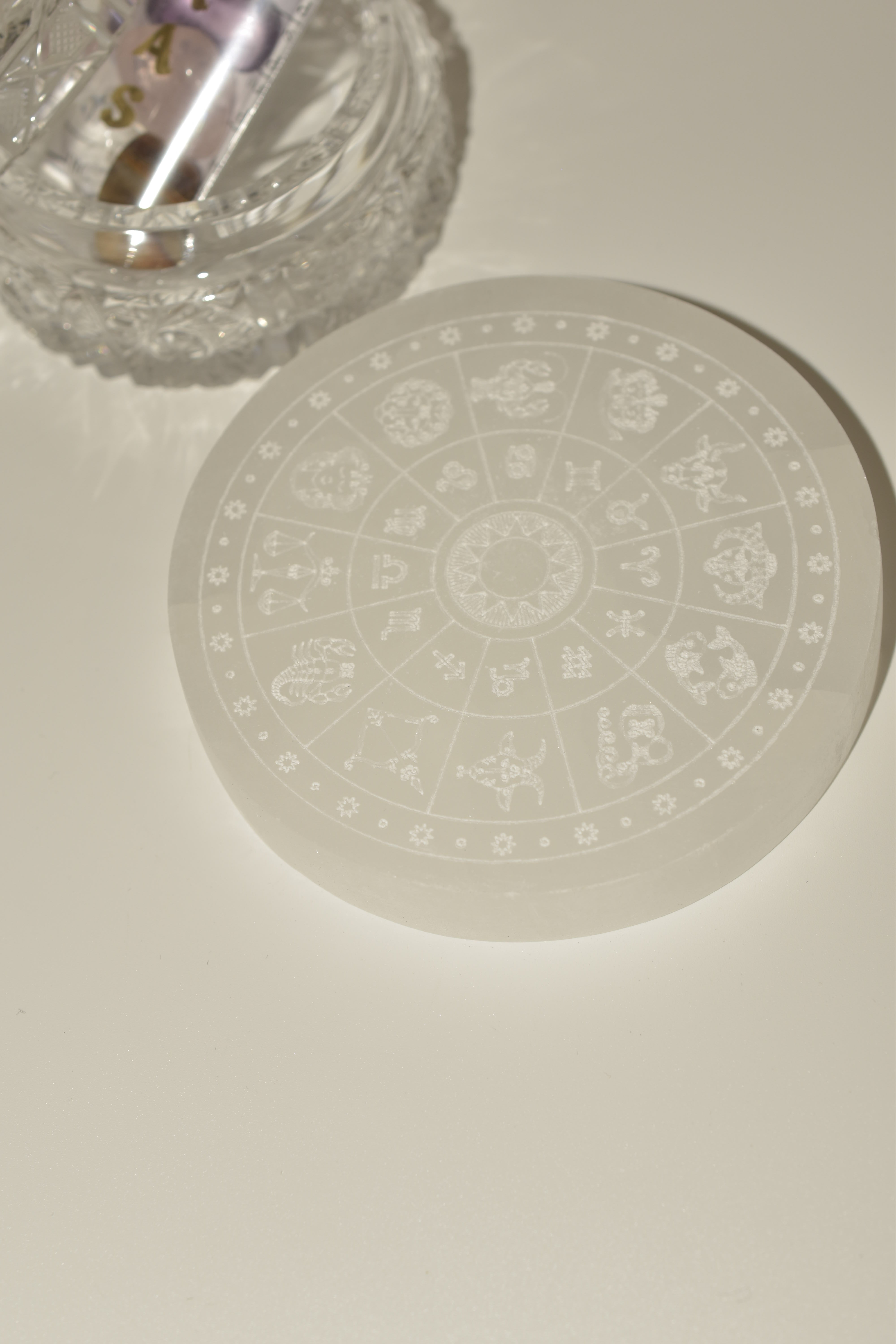 Piattino in Selenite e Cristalli dei 7 chakra