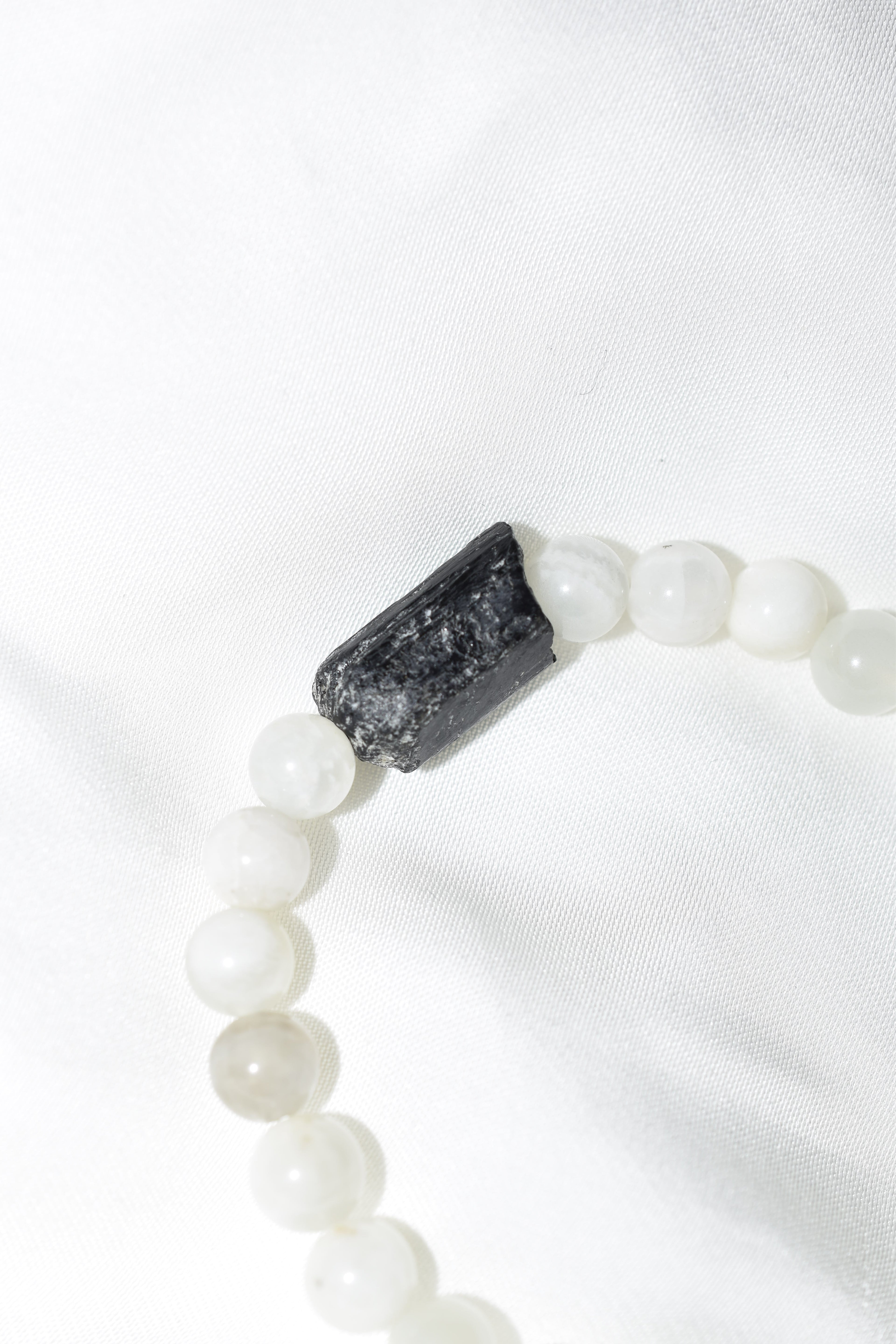 Bracciale Polissena in Pietra di Luna e Tormalina nera