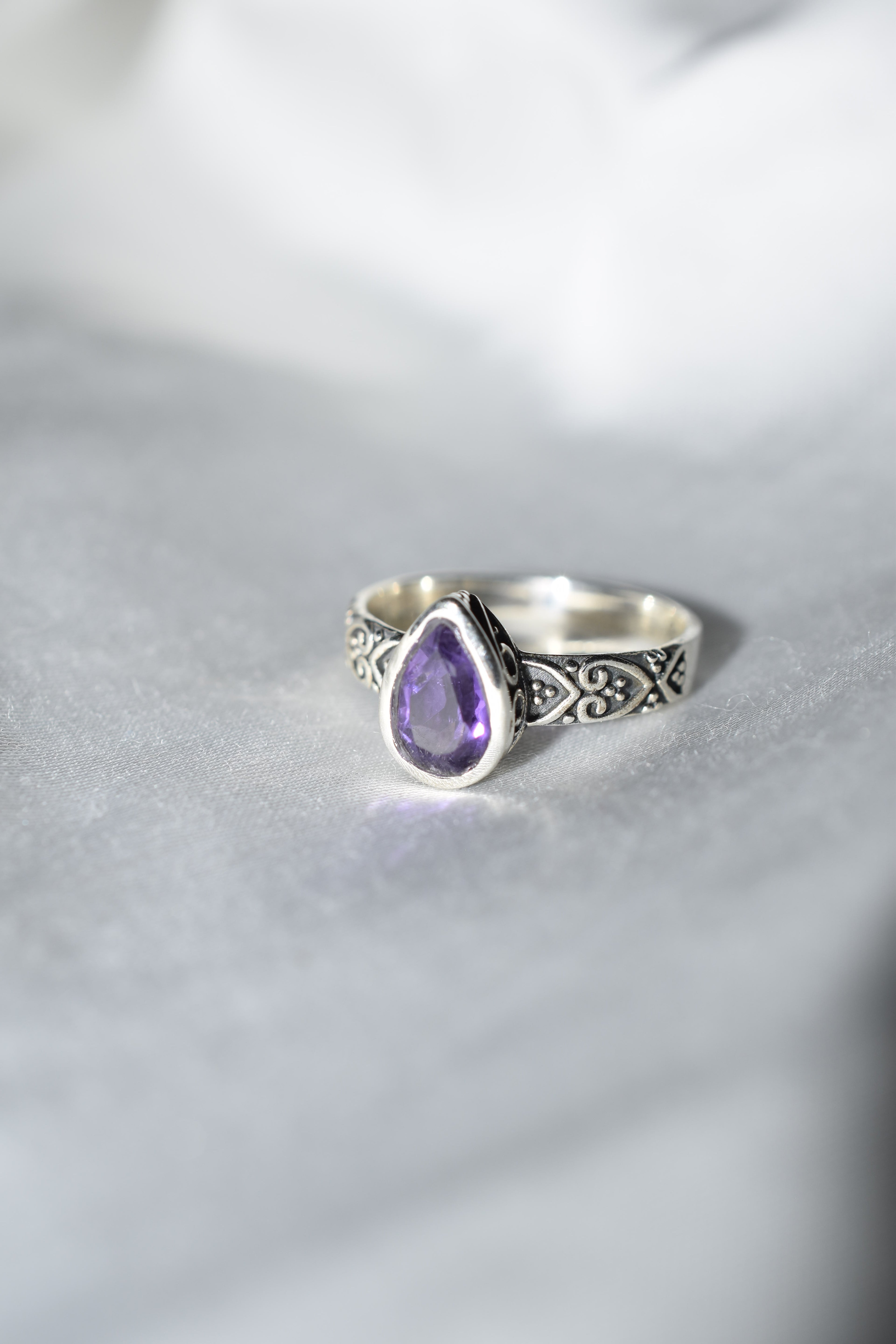 Anello in Ametista goccia con argento 925