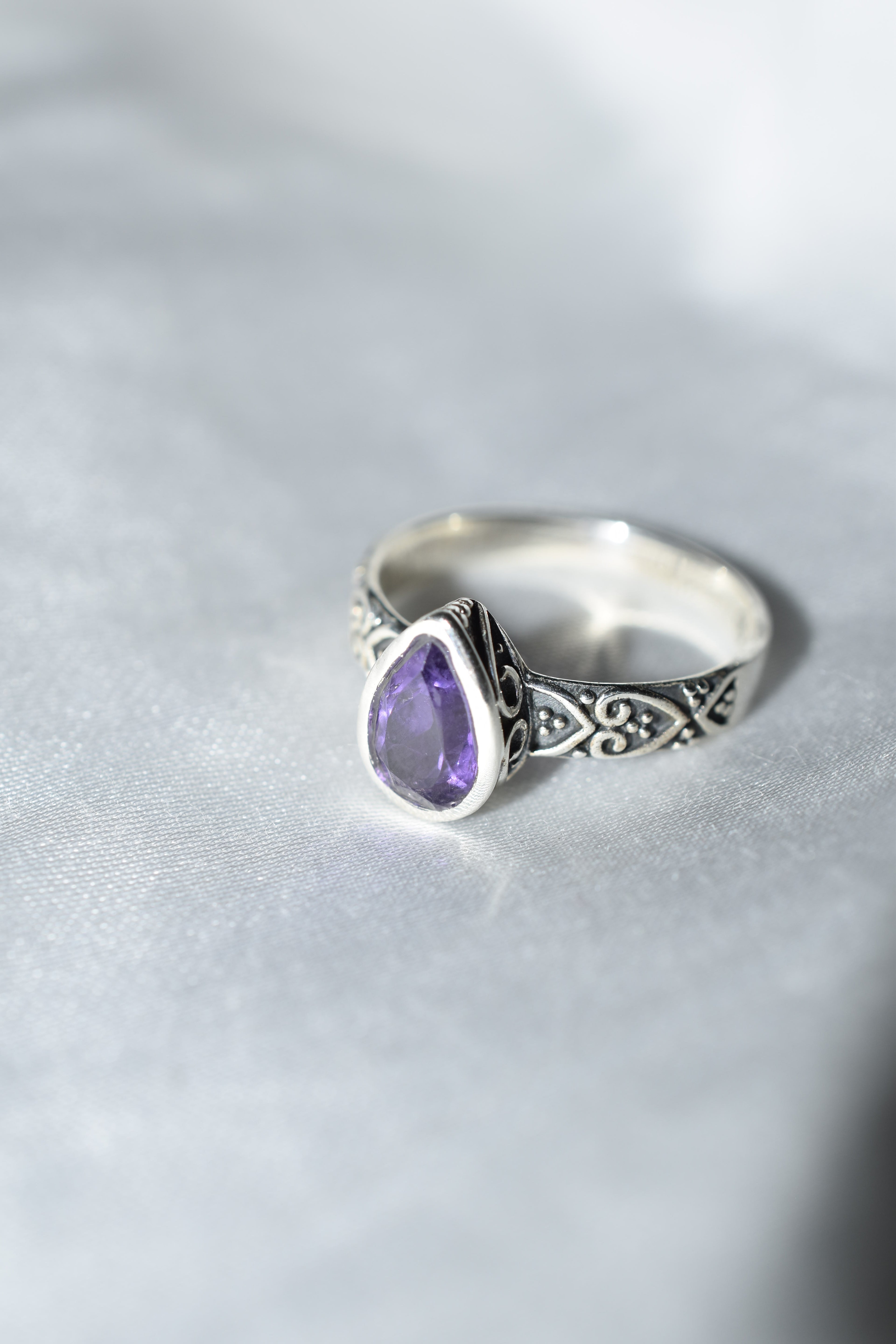 Anello in Ametista goccia con argento 925