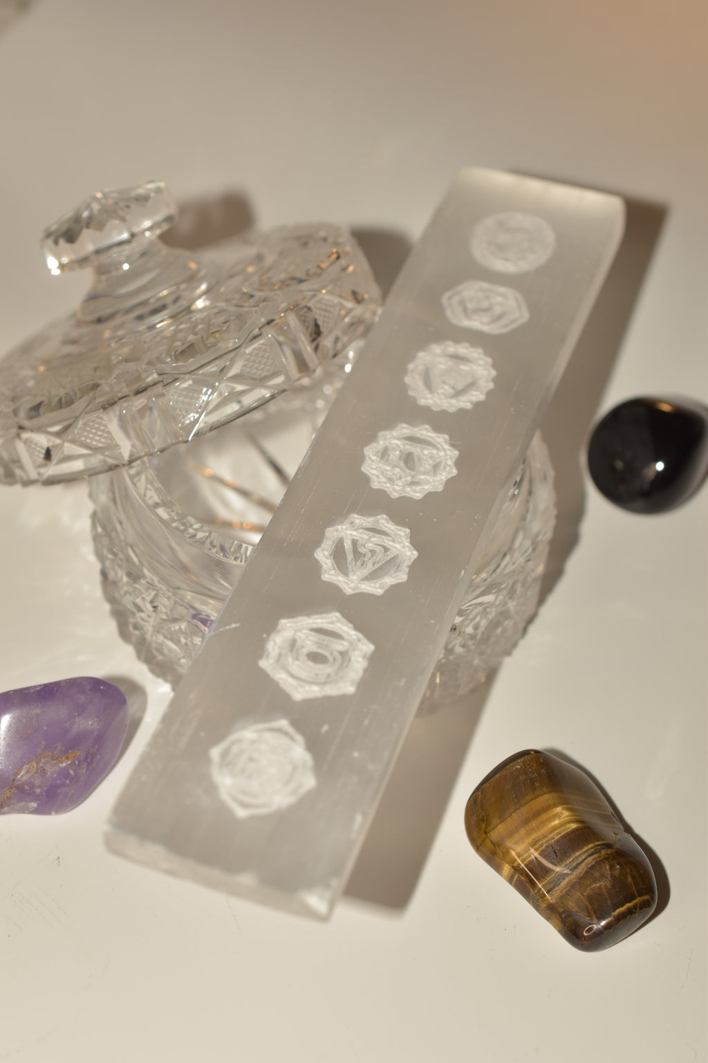 Piattino in Selenite e Cristalli dei 7 chakra