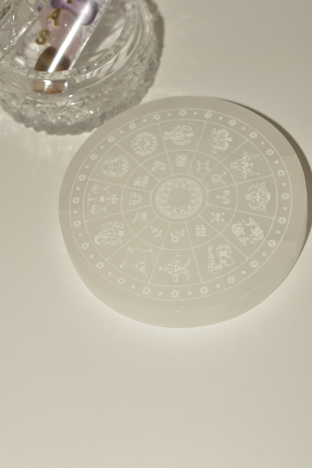 Piattino in Selenite e Cristalli dei 7 chakra