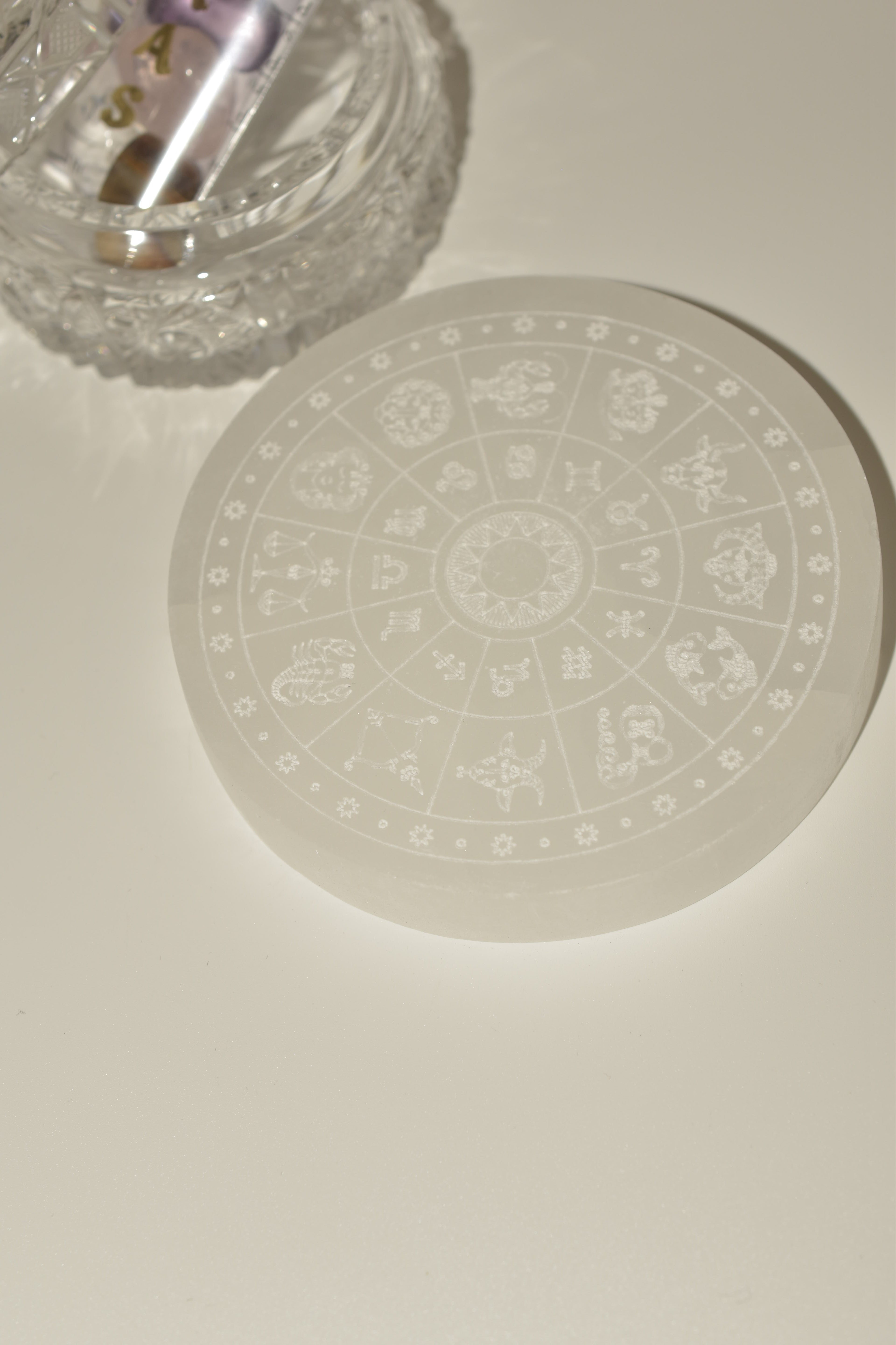 Piattino in Selenite e Cristalli dei 7 chakra
