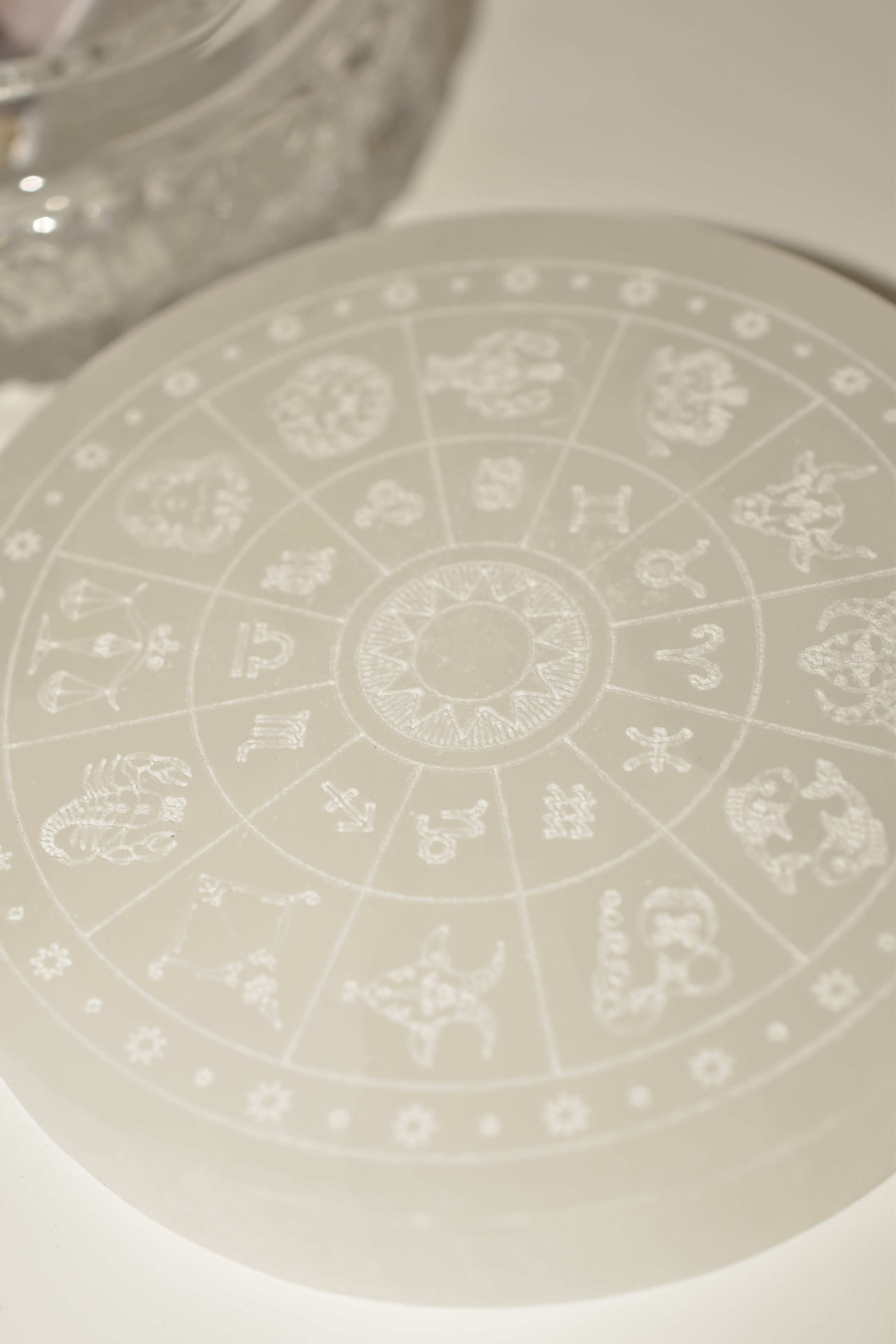Piattino in Selenite e Cristalli dei 7 chakra